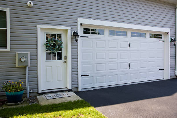 24/7 Emergency Garage Door Panel Replacement experts in Bannockburn, IL